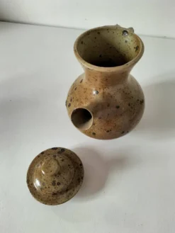 Verseuse en grès pyrité, travail de potier, pièce sculpturale