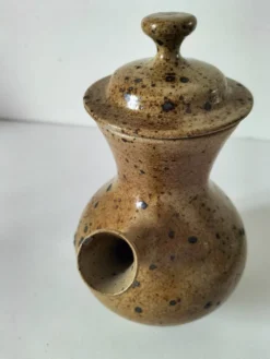 Verseuse en grès pyrité, travail de potier, pièce sculpturale