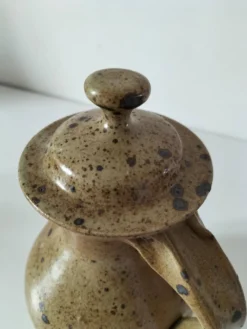 Verseuse en grès pyrité, travail de potier, pièce sculpturale