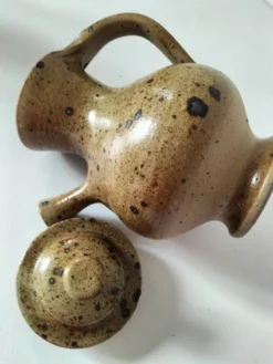 Verseuse en grès pyrité, travail de potier, pièce sculpturale