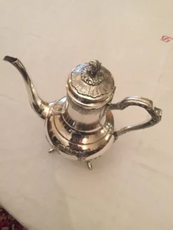 Verseuse en métal argenté à décor rocaille