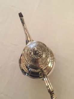 Verseuse en métal argenté à décor rocaille