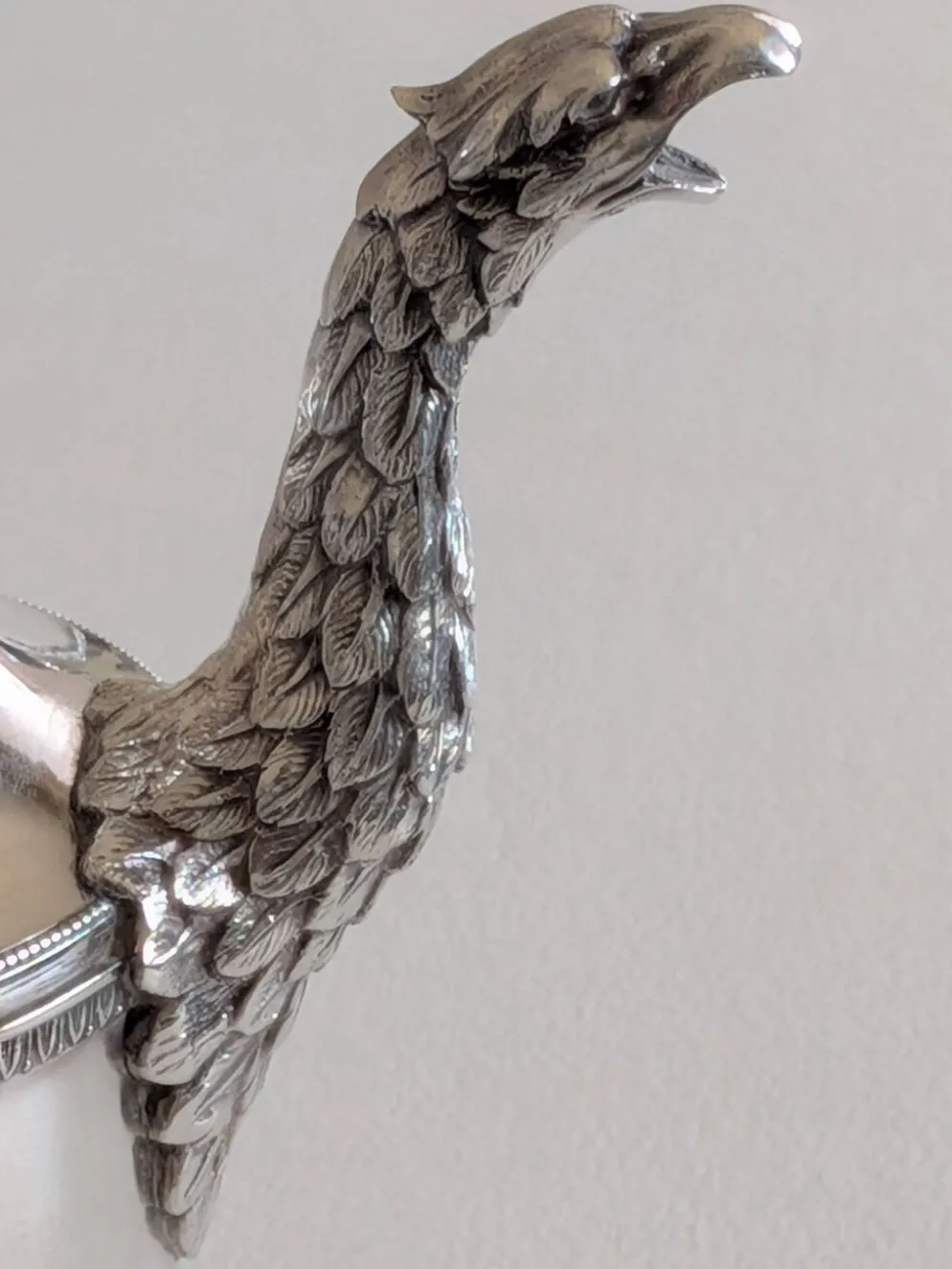 Verseuse à thé style Empire en métal argenté, bec tête d'aigle