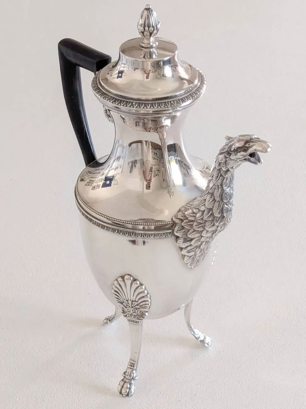 Verseuse à thé style Empire en métal argenté, bec tête d'aigle