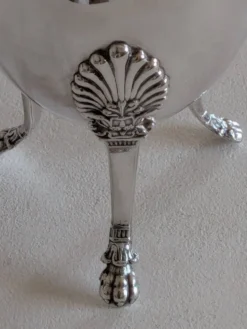 Verseuse à thé style Empire en métal argenté, bec tête d'aigle