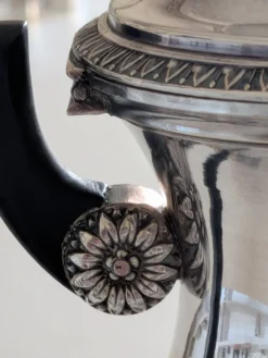 Verseuse à thé style Empire en métal argenté, bec tête d'aigle