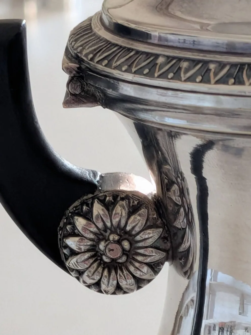 Verseuse à thé style Empire en métal argenté, bec tête d'aigle