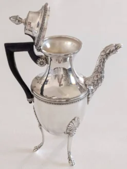 Verseuse à thé style Empire en métal argenté, bec tête d'aigle