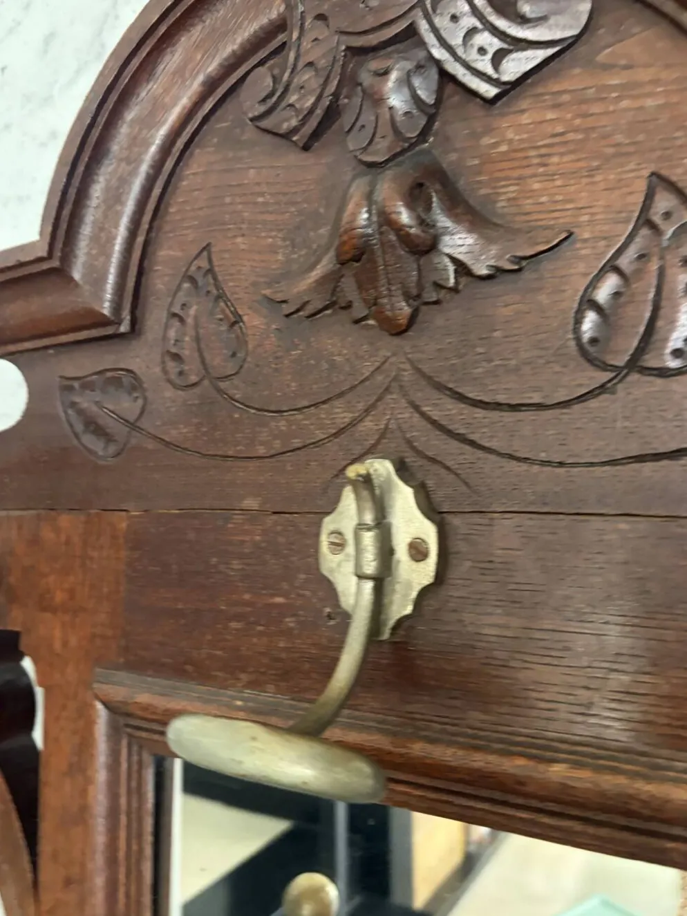 Vestiaire ancien en chêne sculpté, miroir et porte-parapluie — fin XIX