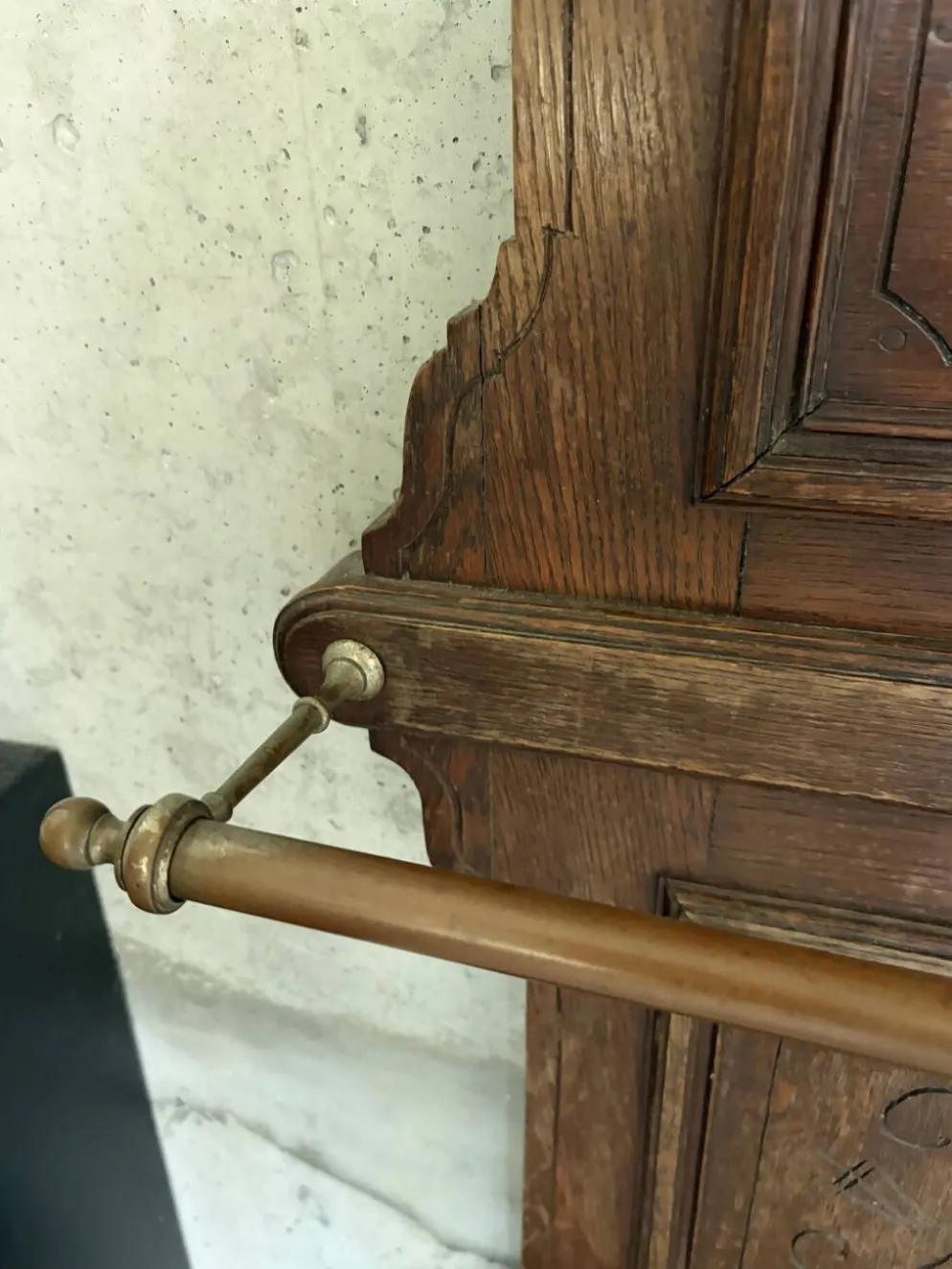 Vestiaire ancien en chêne sculpté, miroir et porte-parapluie — fin XIX