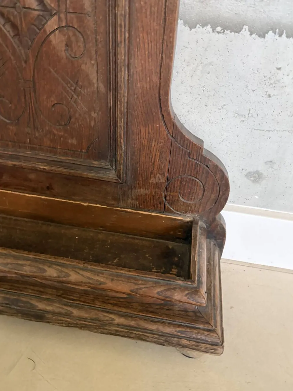 Vestiaire ancien en chêne sculpté, miroir et porte-parapluie — fin XIX