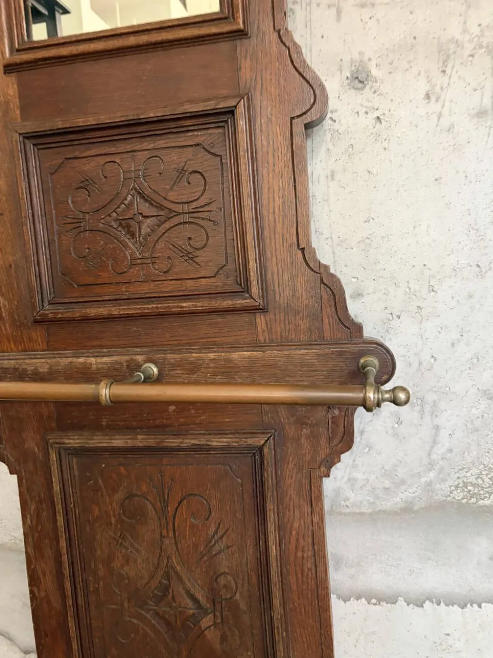 Vestiaire ancien en chêne sculpté, miroir et porte-parapluie — fin XIX