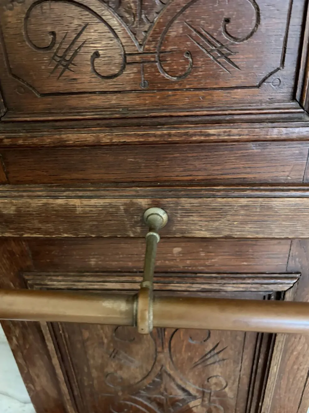 Vestiaire ancien en chêne sculpté, miroir et porte-parapluie — fin XIX