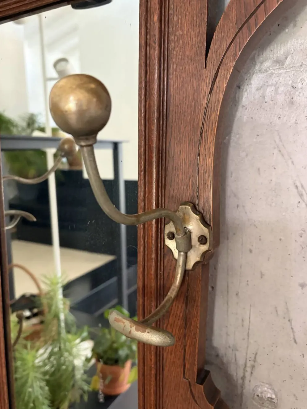 Vestiaire ancien en chêne sculpté, miroir et porte-parapluie — fin XIX