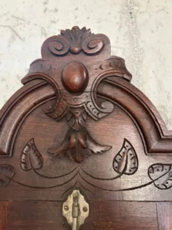 Vestiaire ancien en chêne sculpté, miroir et porte-parapluie — fin XIX