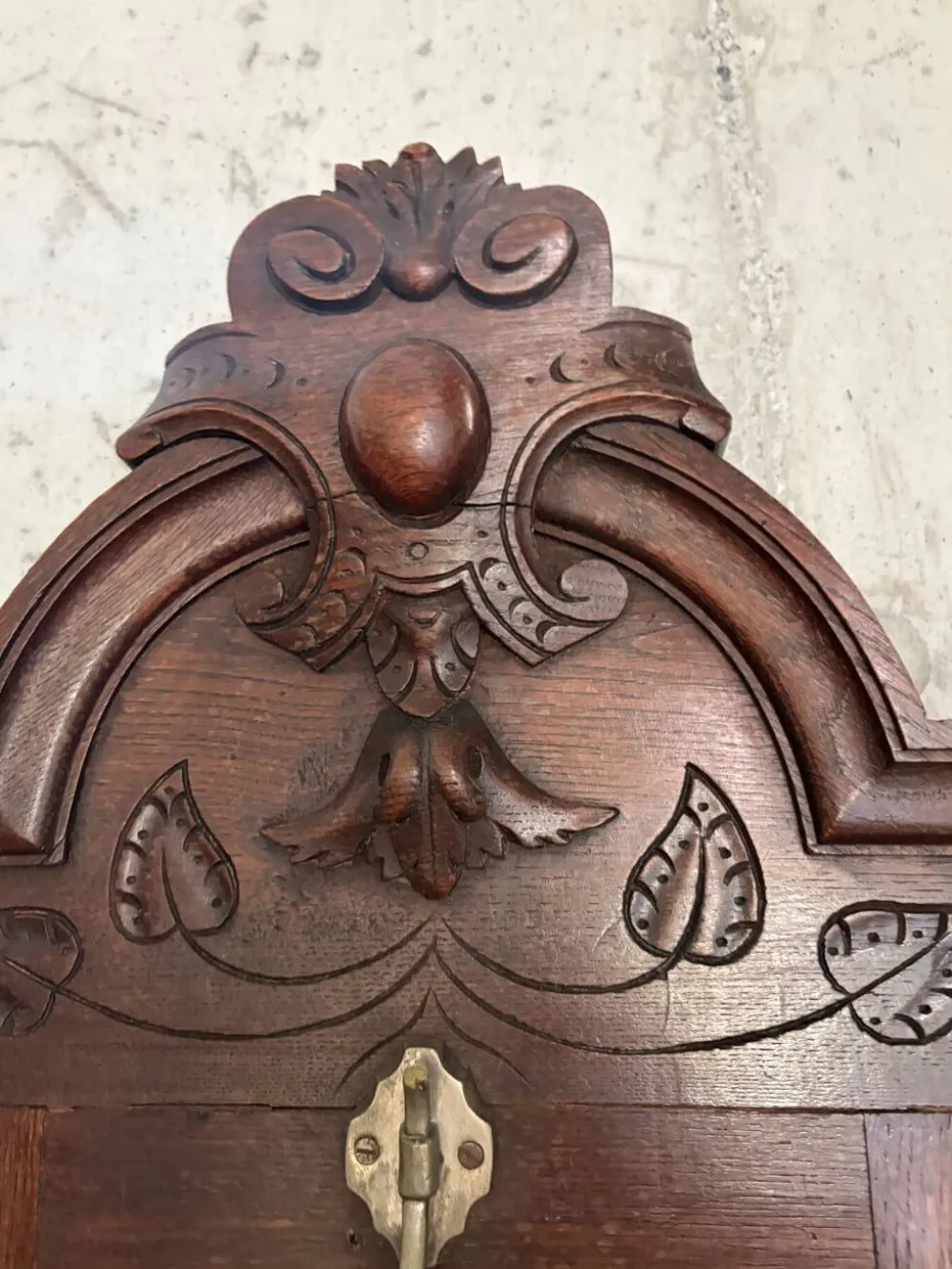 Vestiaire ancien en chêne sculpté, miroir et porte-parapluie — fin XIX