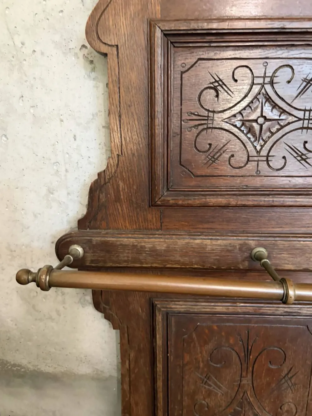 Vestiaire ancien en chêne sculpté, miroir et porte-parapluie — fin XIX