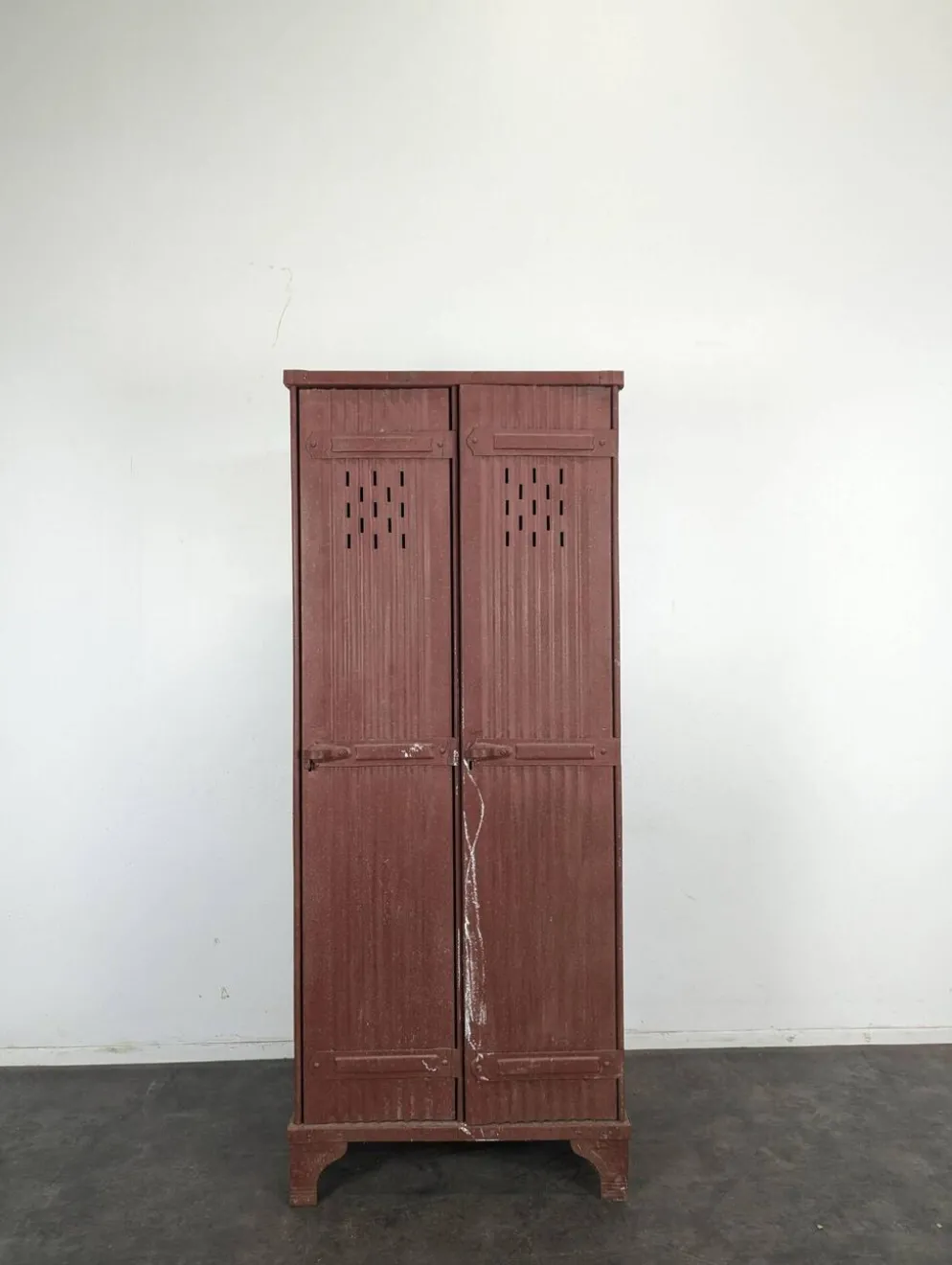 Vestiaire d'atelier en métal peint rouge à deux portes