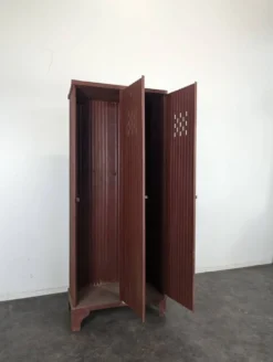 Vestiaire d'atelier en métal peint rouge à deux portes