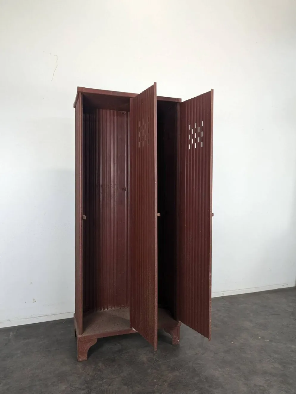 Vestiaire d'atelier en métal peint rouge à deux portes