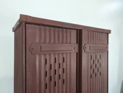 Vestiaire d'atelier en métal peint rouge à deux portes