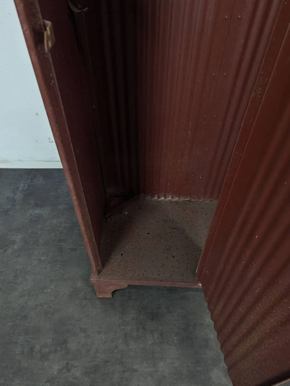 Vestiaire d'atelier en métal peint rouge à deux portes