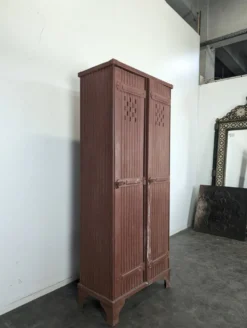 Vestiaire d'atelier en métal peint rouge à deux portes