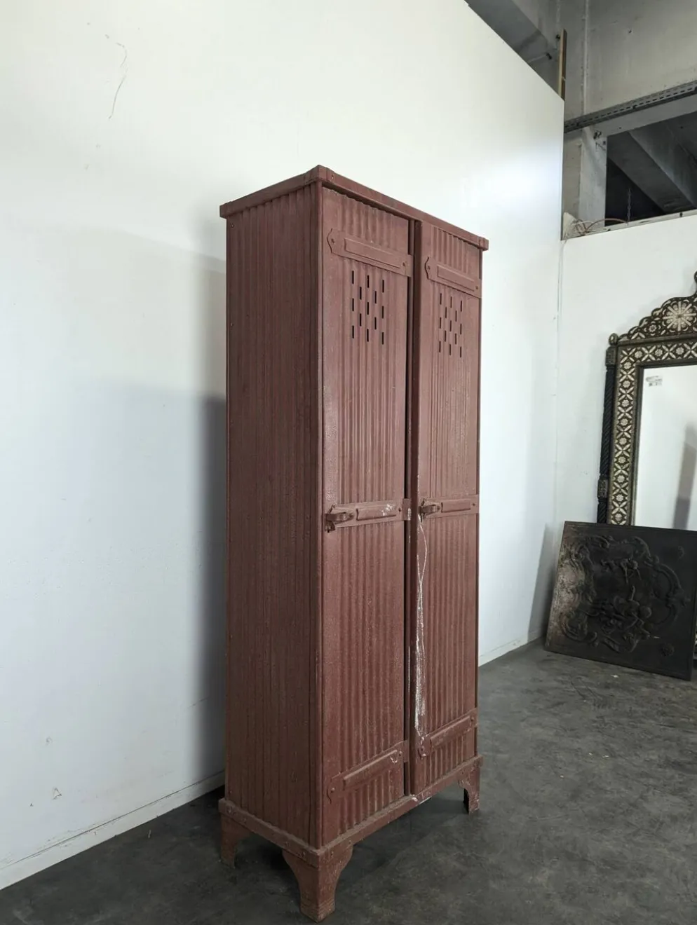 Vestiaire d'atelier en métal peint rouge à deux portes