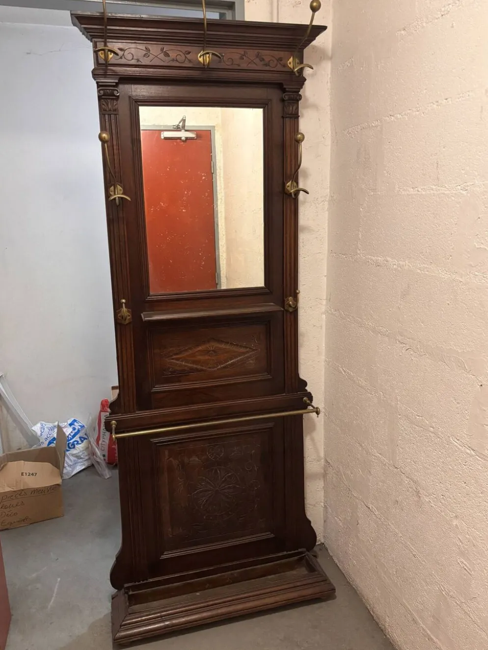 Vestiaire en bois et patères laiton