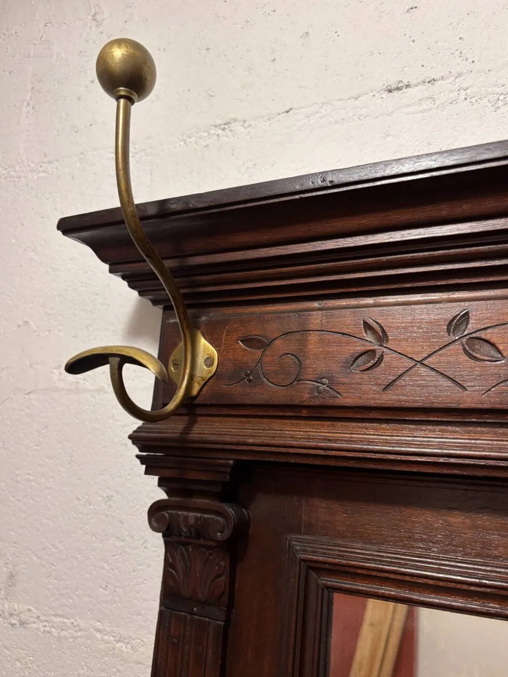 Vestiaire en bois et patères laiton
