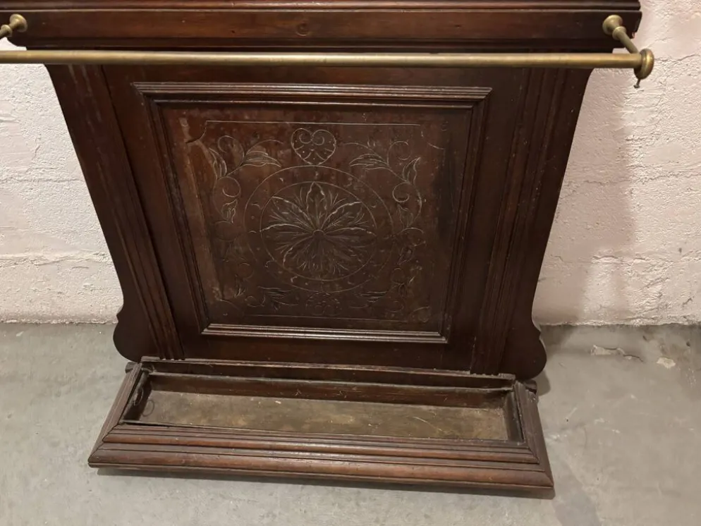 Vestiaire en bois et patères laiton
