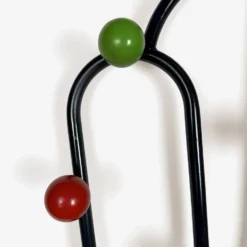 Vestiaire métal boules bois et scoubidou années 60