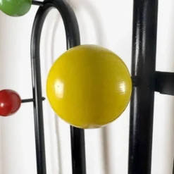 Vestiaire métal boules bois et scoubidou années 60