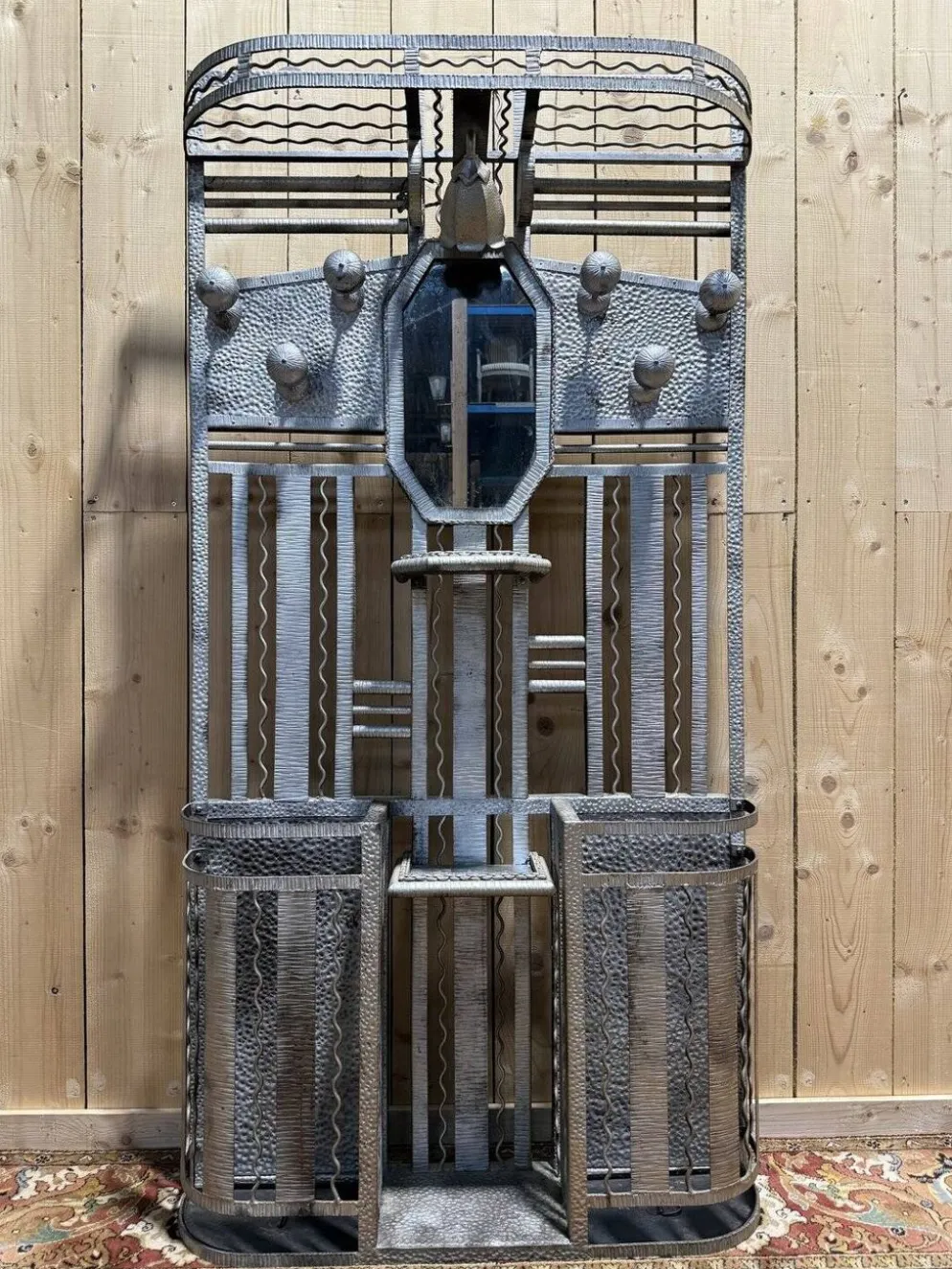 Vestiaire époque Art Déco en fer martelé