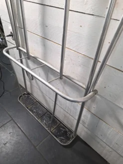Vestiaire porte manteau en aluminium des années 50