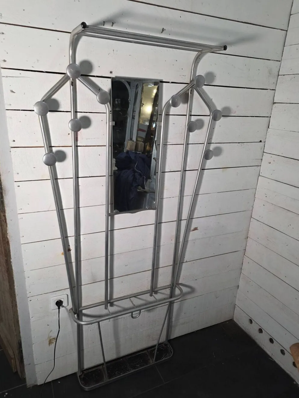 Vestiaire porte manteau en aluminium des années 50