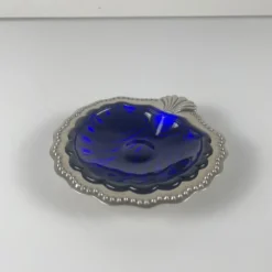 Vide poche / beurrier ouvert coquillage en métal couleur argenté et insert verre bleu, 1970