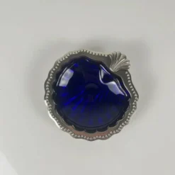 Vide poche / beurrier ouvert coquillage en métal couleur argenté et insert verre bleu, 1970