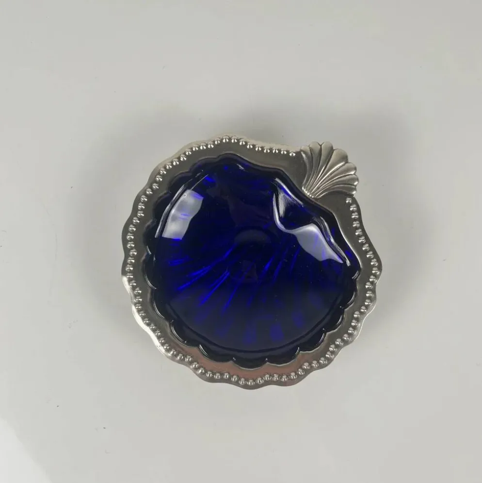 Vide poche / beurrier ouvert coquillage en métal couleur argenté et insert verre bleu, 1970