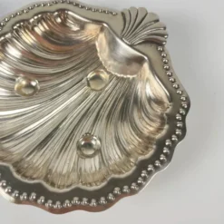 Vide poche / beurrier ouvert coquillage en métal couleur argenté et insert verre bleu, 1970