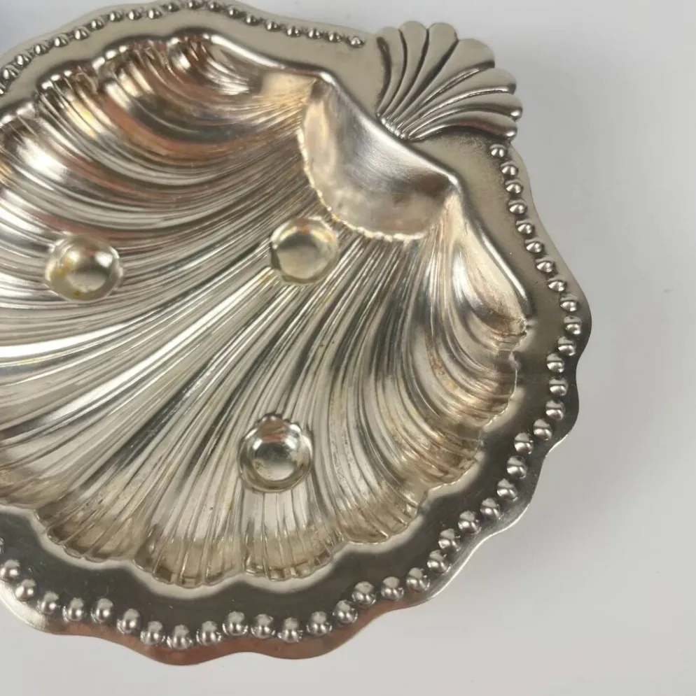 Vide poche / beurrier ouvert coquillage en métal couleur argenté et insert verre bleu, 1970