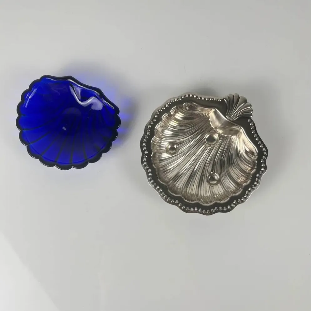 Vide poche / beurrier ouvert coquillage en métal couleur argenté et insert verre bleu, 1970