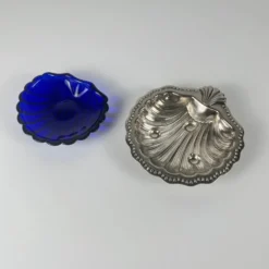 Vide poche / beurrier ouvert coquillage en métal couleur argenté et insert verre bleu, 1970