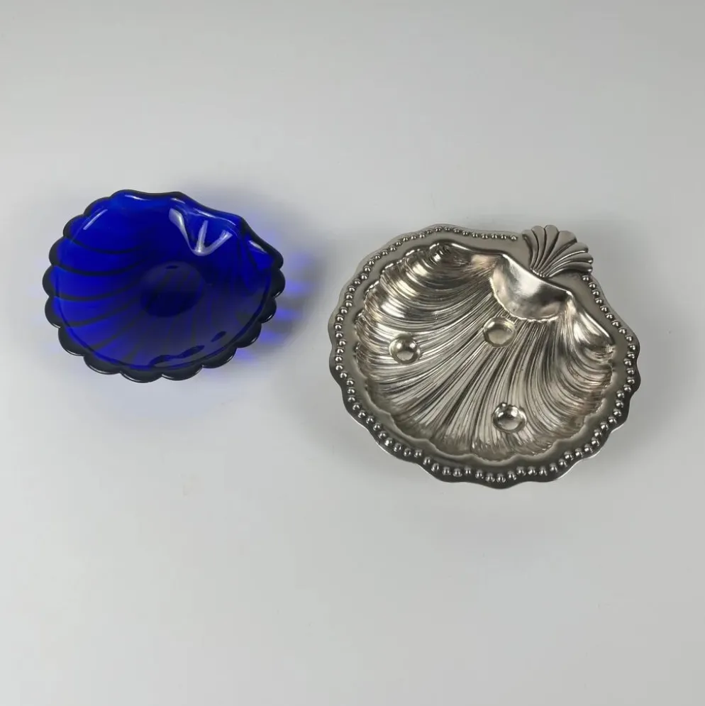 Vide poche / beurrier ouvert coquillage en métal couleur argenté et insert verre bleu, 1970