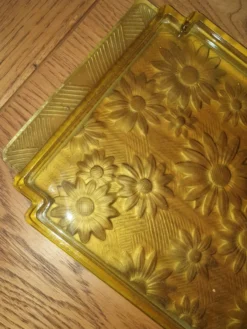 Vide poche, plateau en verre pressé moulé jaune motif floral Portieux