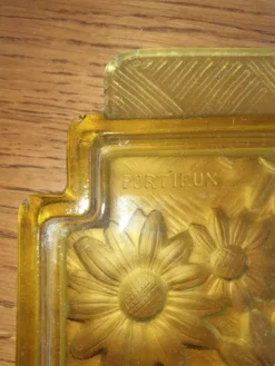 Vide poche, plateau en verre pressé moulé jaune motif floral Portieux
