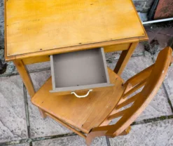 Vieille table d'enfant avec chaise