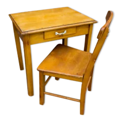 Vieille table d'enfant avec chaise