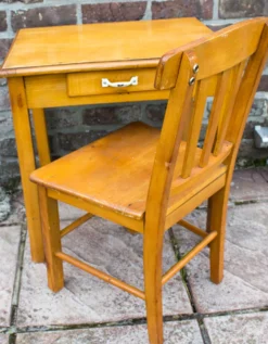 Vieille table d'enfant avec chaise