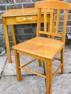 Vieille table d'enfant avec chaise